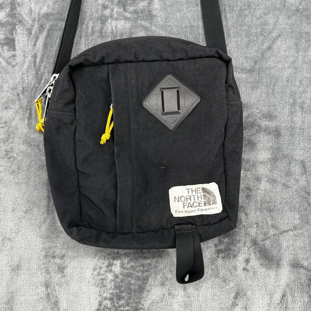 THE NORTH FACE Berkeley Field Shoulder Bag Sling Nylon Crossbody Zip Pouch